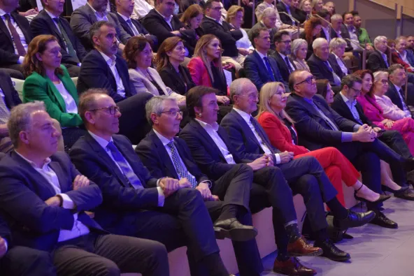 Autoridades y asistentes durante el desarrollo del acto