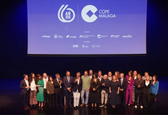 Los trabajadores de COPE Málaga subieron al escenario para recibir el cariñoso aplauso del público